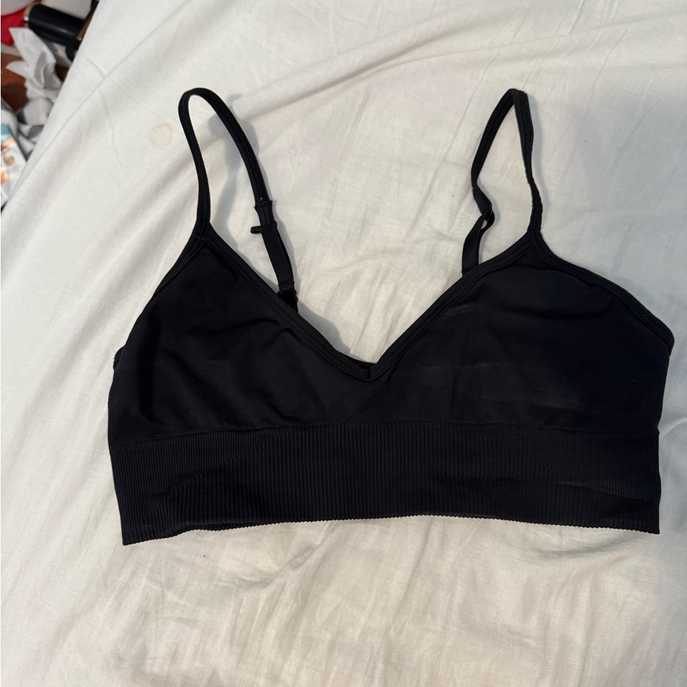 Black Women's lululemon sports bra